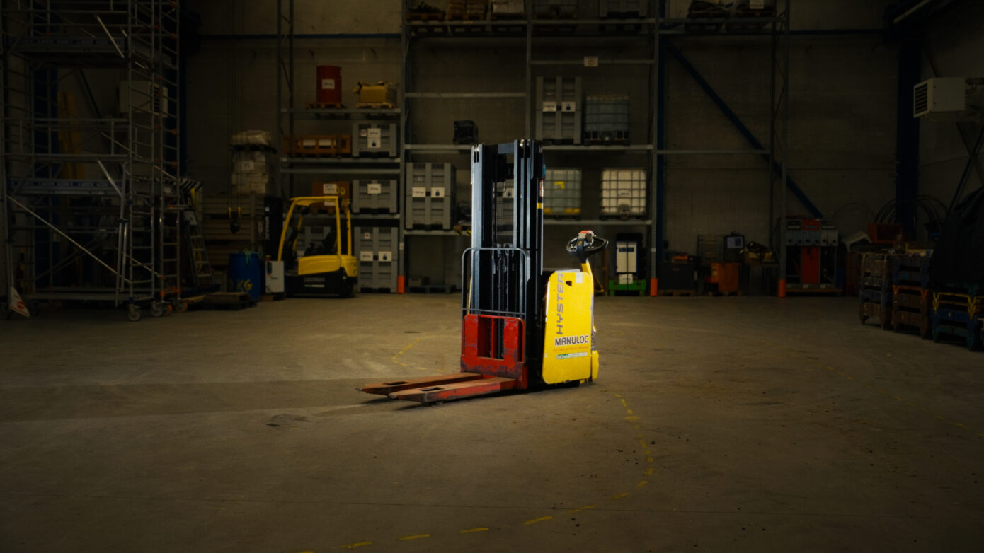 un chariot gerbeur jaune